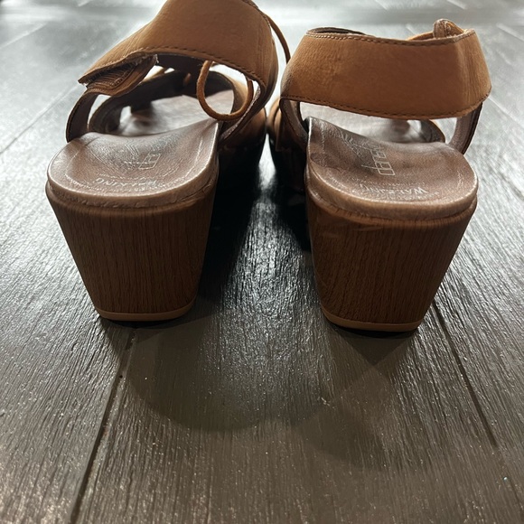 Dansko Tan Sandals- size 39 - Picture 3 of 4